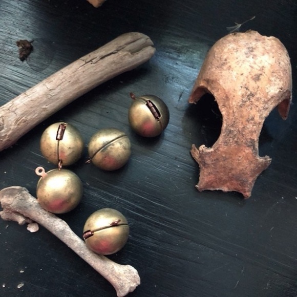 VINTAGE Brass Ball Locket . Mourning Jewelry - Picture 2 of 4